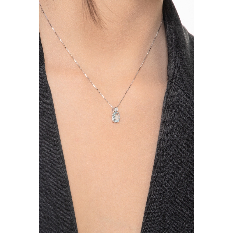 Collier en or blanc avec aigue-marine ovale et diamant