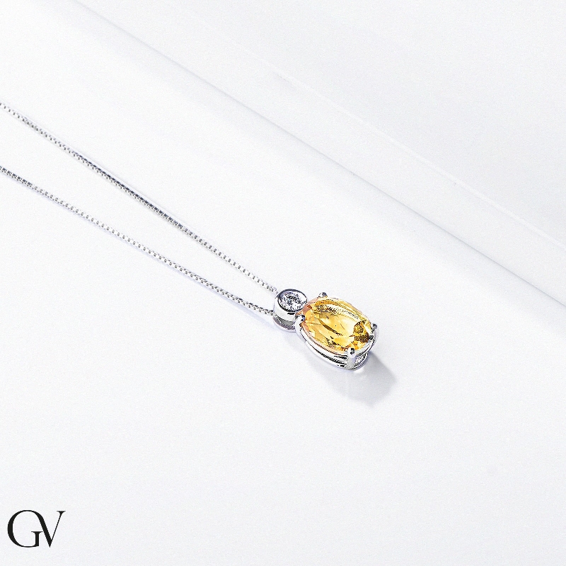 Collier en or blanc 18k avec citrine 8x6 mm et diamant Collier en or blanc 18k avec citrine 8x6 mm et diamant