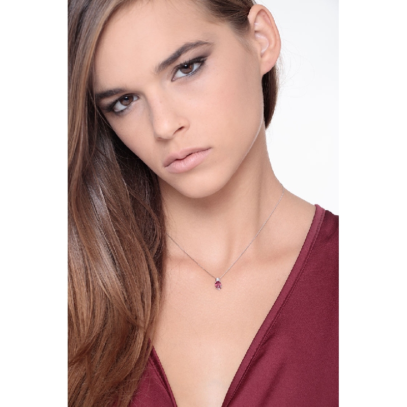 Collier en or blanc 18k avec rubis 6x4 mm et diamant