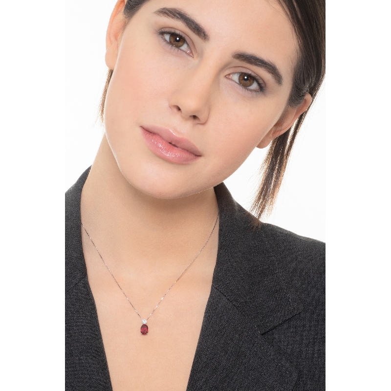 Collier en or blanc 18k avec un rubis central
