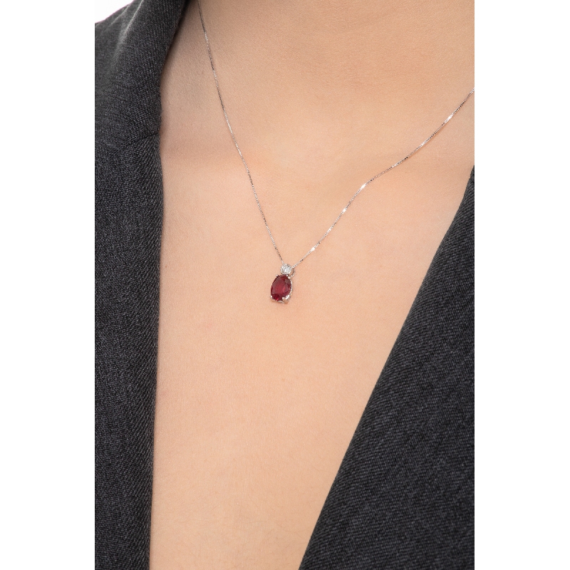 Collier en or blanc 18k avec un rubis central