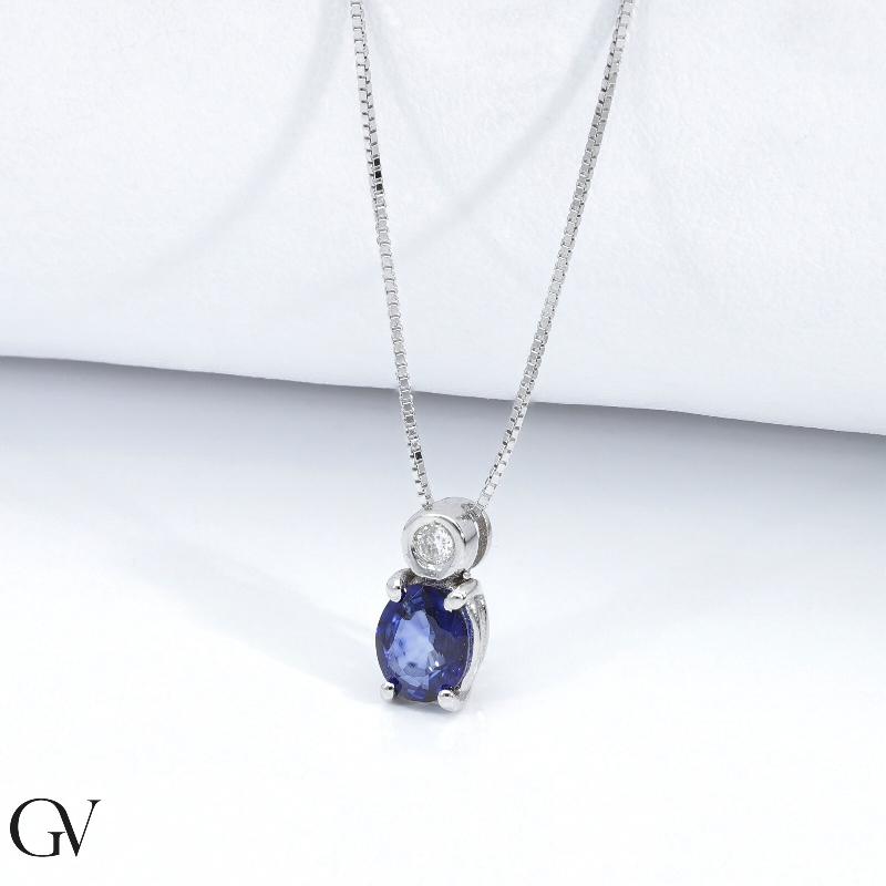 Collier en or blanc 18k avec saphir bleu et diamant Collier en or blanc 18k avec saphir bleu et diamant