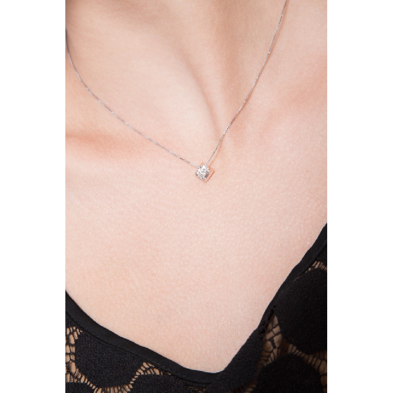 Collier en or blanc 18k avec diamant taille brillant 0,30 ct