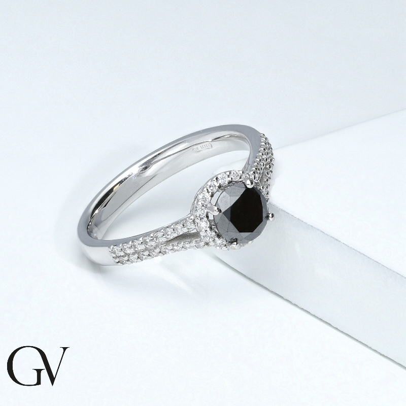 Bague en or blanc 18K avec diamant noir et diamants blancs Bague en or blanc 18K avec diamant noir et diamants blancs