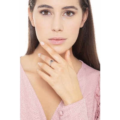 Bague en or blanc 18K avec diamant noir et diamants blancs