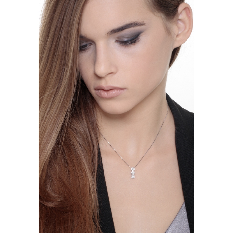 Collier en or blanc 18k avec trois diamants Illusion