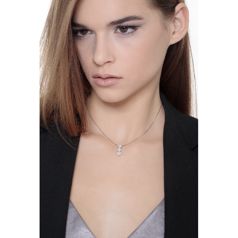 Collier en or blanc 18 carats avec diamants Collier en or blanc 18 carats avec diamants