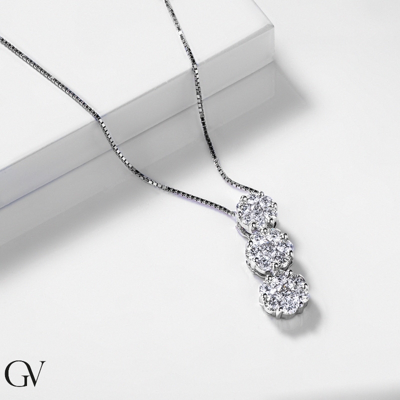 Collier à 3 pendentifs illusion en or blanc 18 carats avec diamants Collier à 3 pendentifs illusion en or blanc 18 carats avec diamants