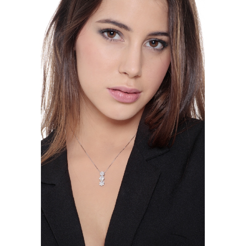 Collier à 3 pendentifs illusion en or blanc 18 carats avec diamants Collier à 3 pendentifs illusion en or blanc 18 carats avec diamants