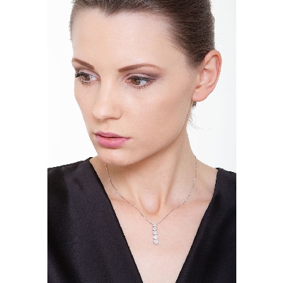 Collier avec cinq pendentif ilusion  en or blanc 18k et diamants