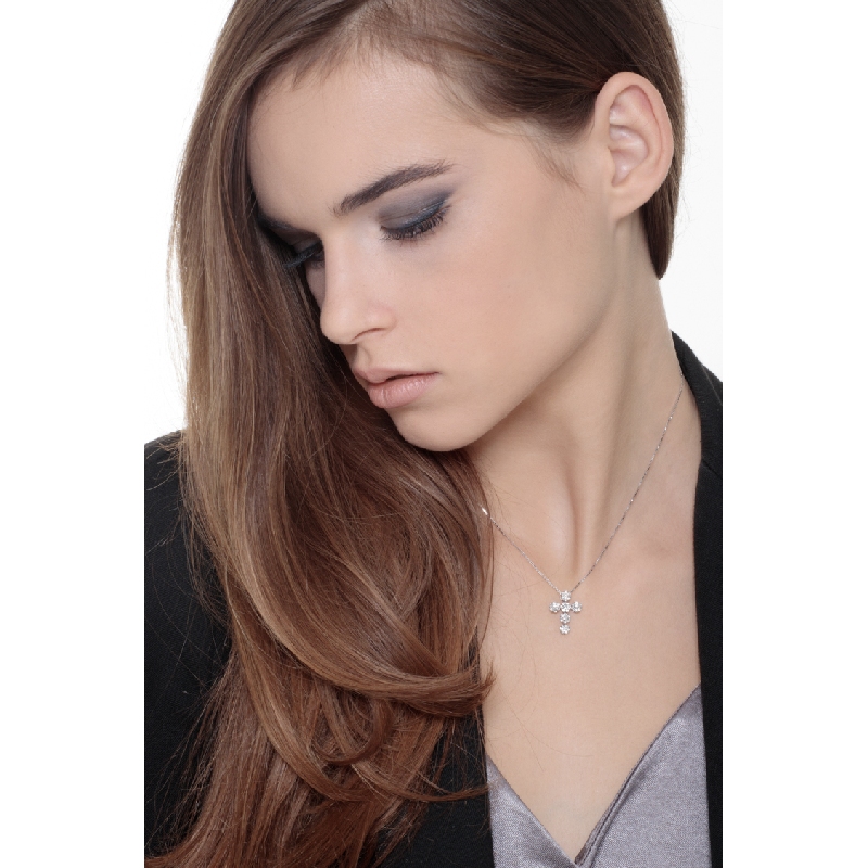 Collier avec une croix en or blanc 18 carats et diamants Collier avec une croix en or blanc 18 carats et diamants