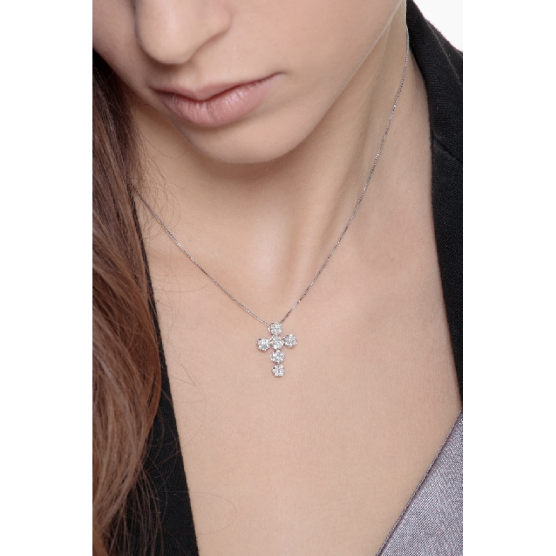 Collier avec une croix en or blanc 18 carats et diamants Collier avec une croix en or blanc 18 carats et diamants