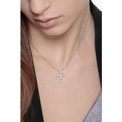 Collier avec une croix en or blanc 18 carats et diamants