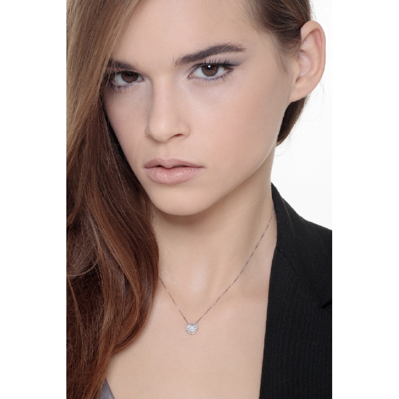 Collier à coeur en or blanc 18k avec pendentif de diamants Collier à coeur en or blanc 18k avec pendentif de diamants