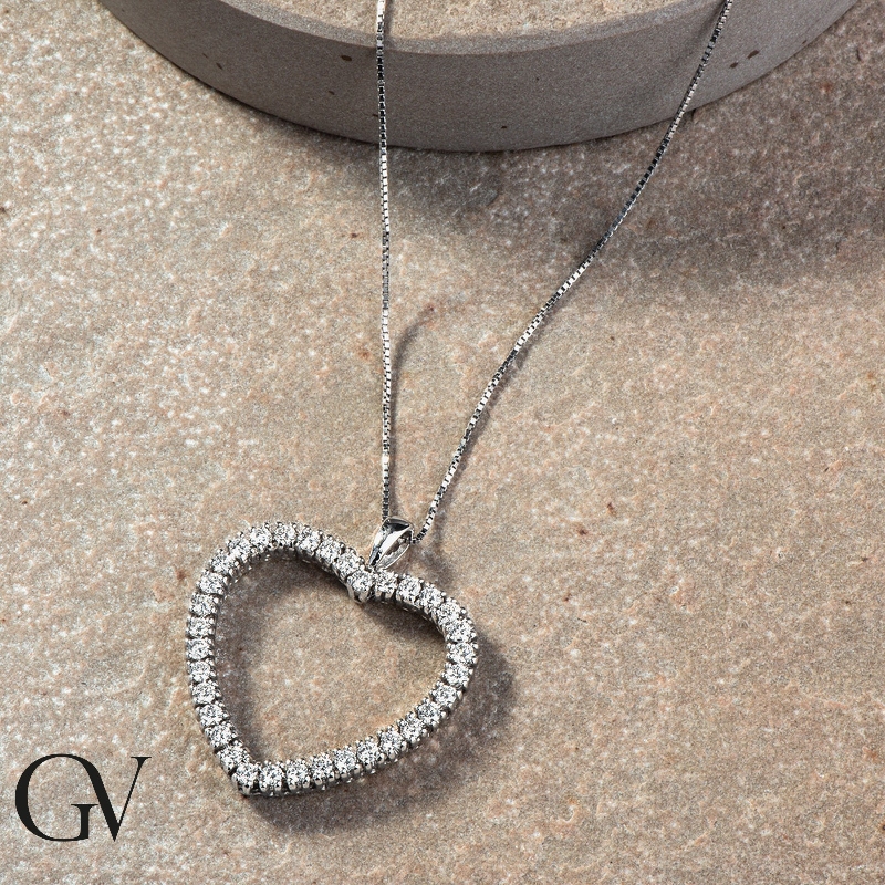 Collier or blanc 18k pendentif de diamants en forme de coeur  Collier or blanc 18k pendentif de diamants en forme de coeur
