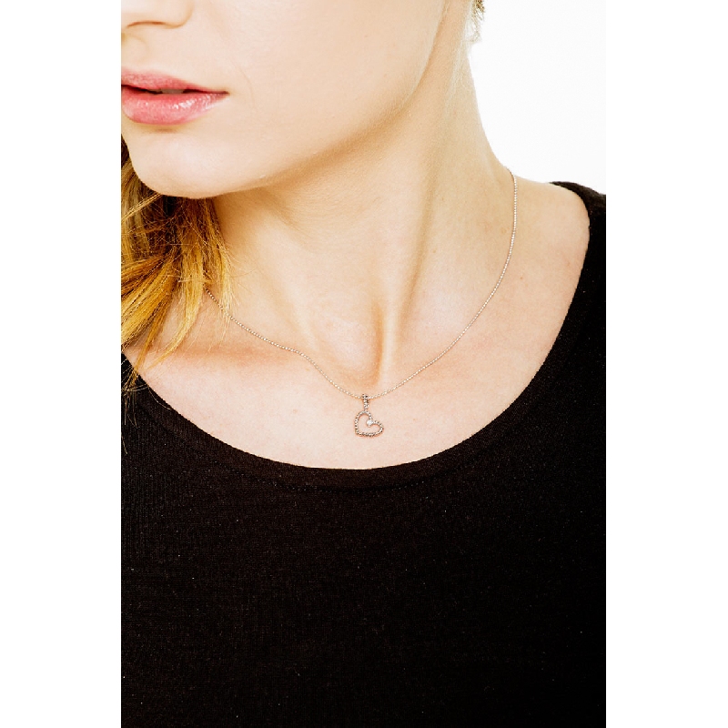 Collier avec pendentif à coeur en or blanc 18k  et diamant 0.04 ct  Collier avec pendentif à coeur en or blanc 18k  et diamant 0.04 ct