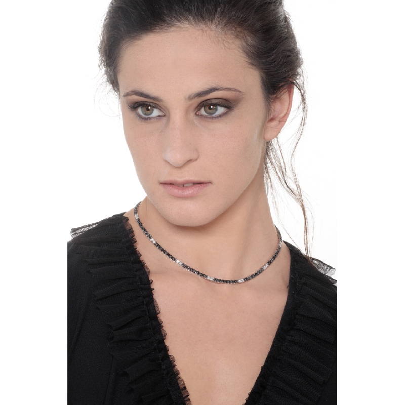 Collier tennis en or blanc 18 carats avec diamants blancs, noirs et pointes brunies Collier tennis en or blanc 18 carats avec diamants blancs, noirs et pointes brunies