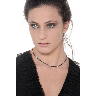 Collier tennis en or blanc 18 carats avec diamants blancs, noirs et pointes brunies