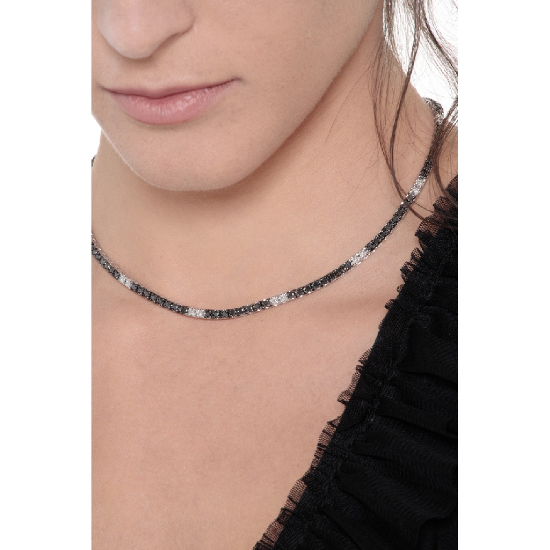 Collier tennis en or blanc 18 carats avec diamants blancs, noirs et pointes brunies Collier tennis en or blanc 18 carats avec diamants blancs, noirs et pointes brunies