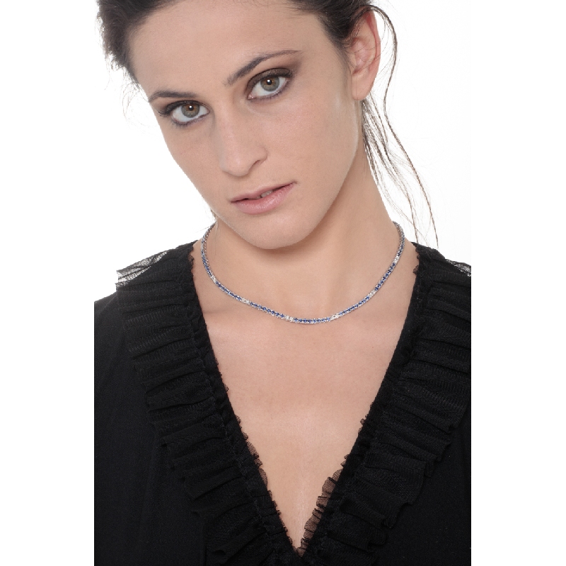 Collier tennis en or blanc 18 carats avec saphirs bleus et diamants Collier tennis en or blanc 18 carats avec saphirs bleus et diamants