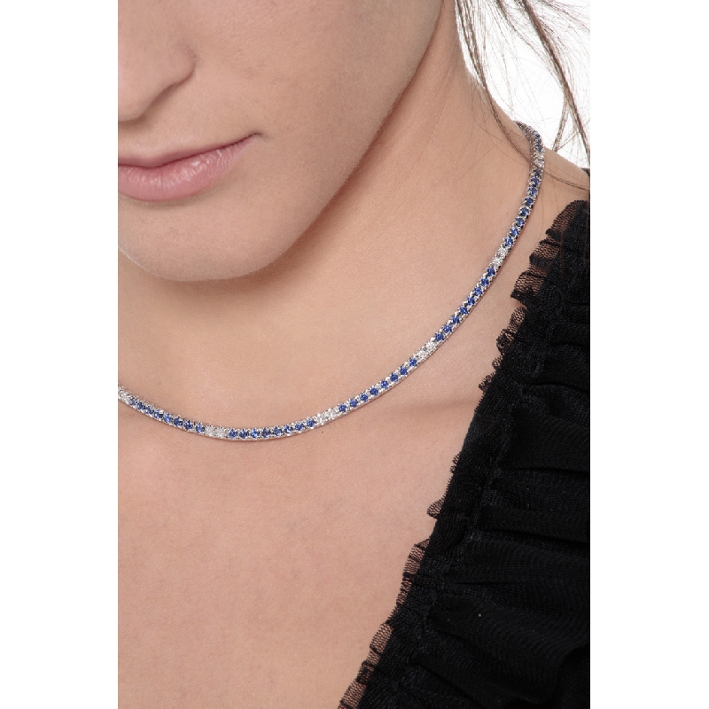 Collier tennis en or blanc 18 carats avec saphirs bleus et diamants Collier tennis en or blanc 18 carats avec saphirs bleus et diamants