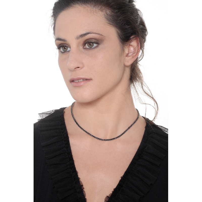 Collier tennis en or blanc 18 carats avec diamants noirs Collier tennis en or blanc 18 carats avec diamants noirs