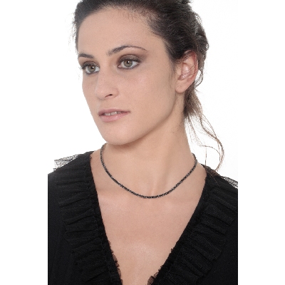 Collier tennis en or blanc 18 carats avec diamants noirs