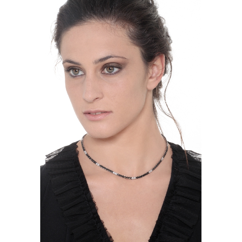 Collier tennis en or blanc 750 carats avec diamants noirs et blancs Collier tennis en or blanc 750 carats avec diamants noirs et blancs