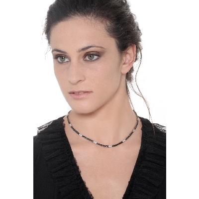 Collier tennis en or blanc 750 carats avec diamants noirs et blancs