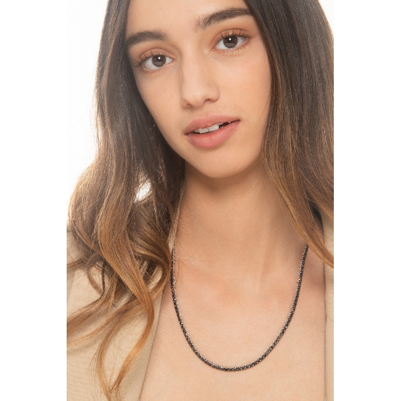 Collier tennis pyramide en or blanc 18 carats avec diamants noirs  Collier tennis pyramide en or blanc 18 carats avec diamants noirs