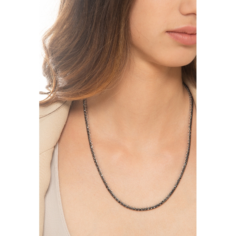 Collier tennis pyramide en or blanc 18 carats avec diamants noirs  Collier tennis pyramide en or blanc 18 carats avec diamants noirs