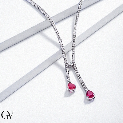 Collier tennis en or blanc 18k avec diamants et rubis goutte