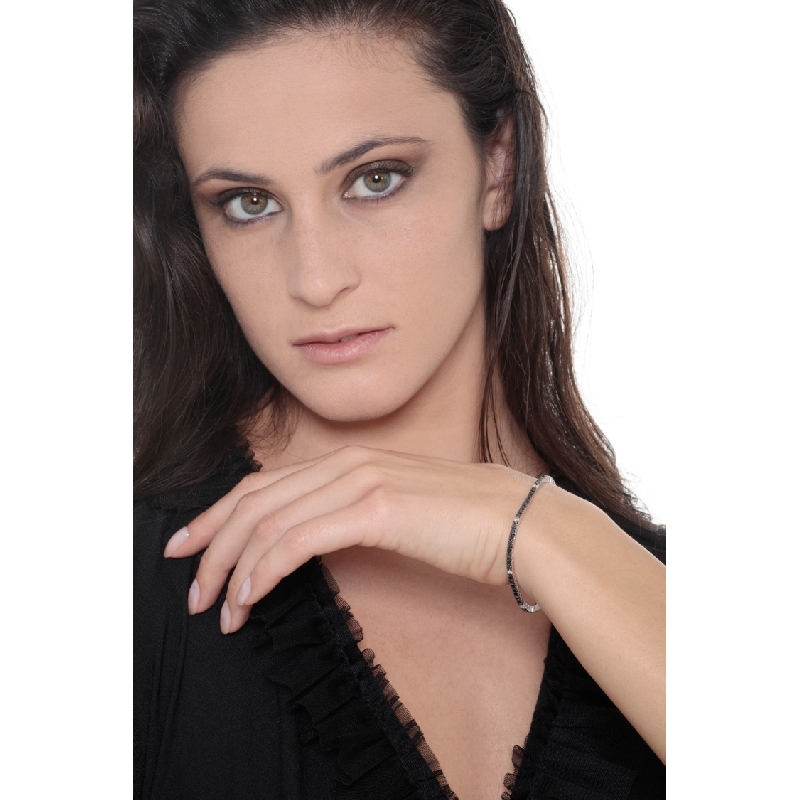 Bracelet Tennis en or blanc 18k avec diamants noirs et blancs alternés Bracelet Tennis en or blanc 18k avec diamants noirs et blancs alternés