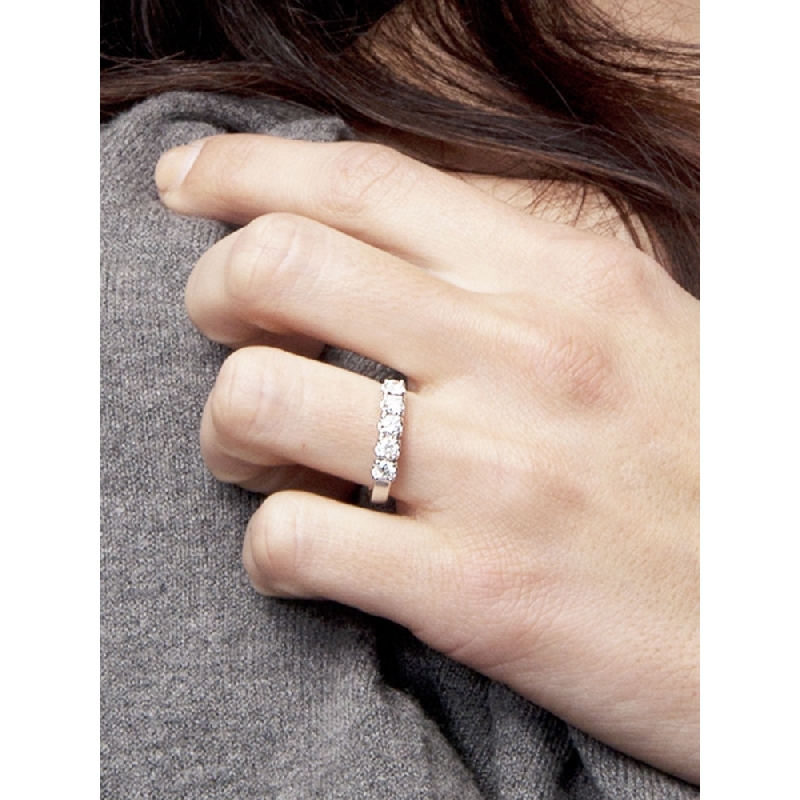 Bague à 5 pierres en or blanc 18k avec diamants Bague à 5 pierres en or blanc 18k avec diamants