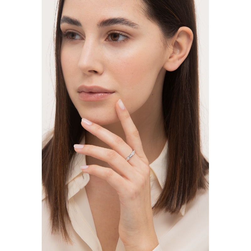 Bague Eternity design en or blanc 18k avec diamants Bague Eternity design en or blanc 18k avec diamants