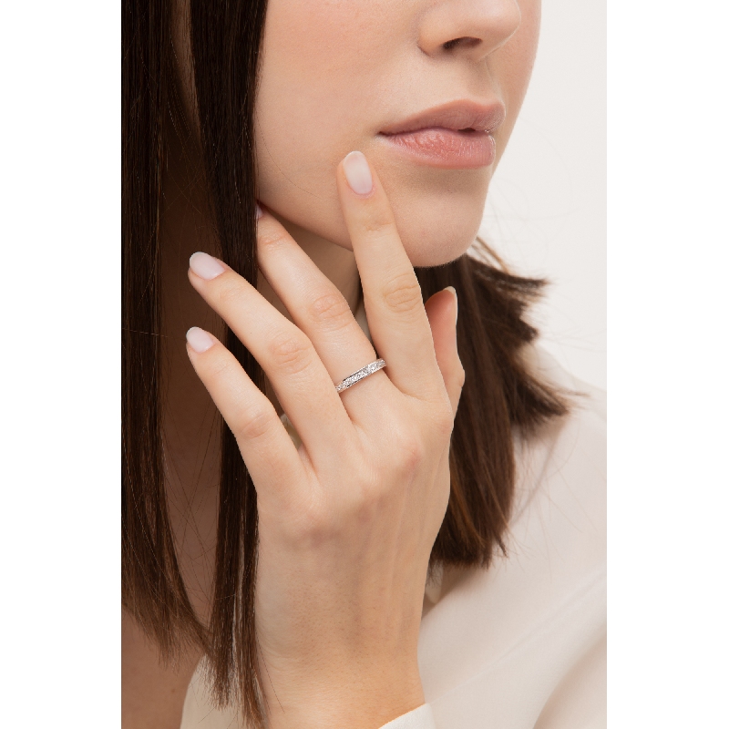 Bague Eternity design en or blanc 18k avec diamants Bague Eternity design en or blanc 18k avec diamants