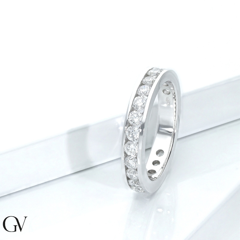 Bague Eternity rail en or blanc 18k avec diamants Bague Eternity rail en or blanc 18k avec diamants