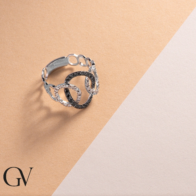 Bague gourmette en or blanc 18k avec diamants noirs et blancs Bague gourmette en or blanc 18k avec diamants noirs et blancs