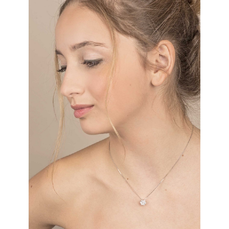 Collier illusion en or blanc 18k avec diamants Collier illusion en or blanc 18k avec diamants