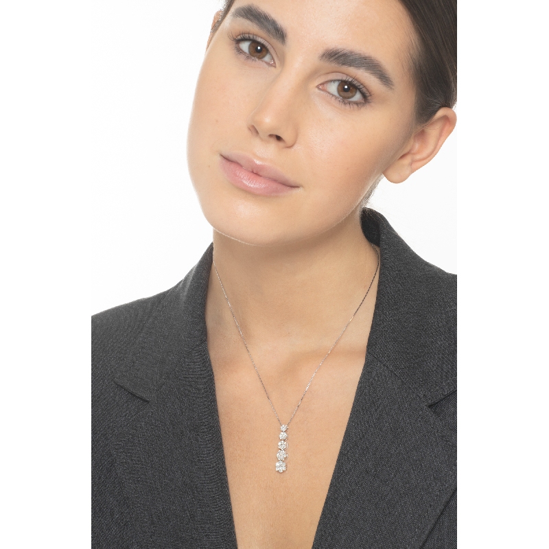 Collier en or blanc 18 carats avec un pendentif à 5 fleurs  Collier en or blanc 18 carats avec un pendentif à 5 fleurs