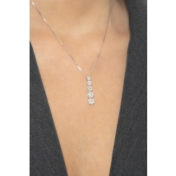 Collier en or blanc 18 carats avec un pendentif à 5 fleurs  2