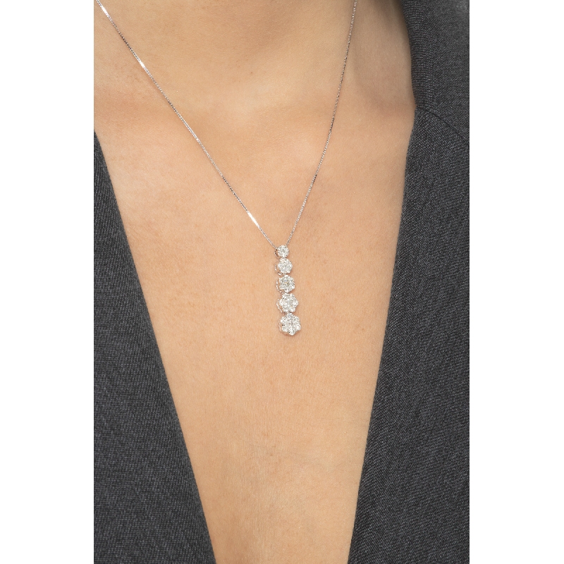 Collier en or blanc 18 carats avec un pendentif à 5 fleurs  Collier en or blanc 18 carats avec un pendentif à 5 fleurs