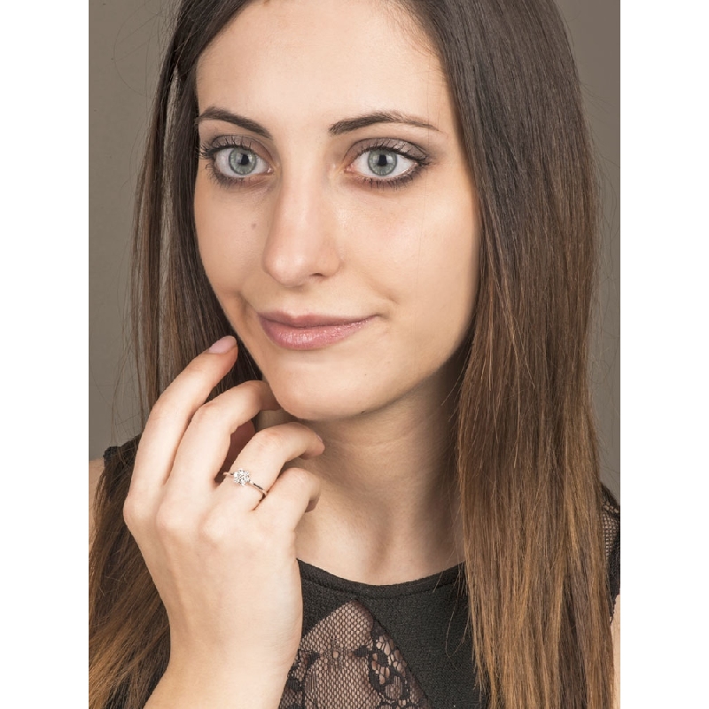 Bague fleur or blanc 18k avec diamants