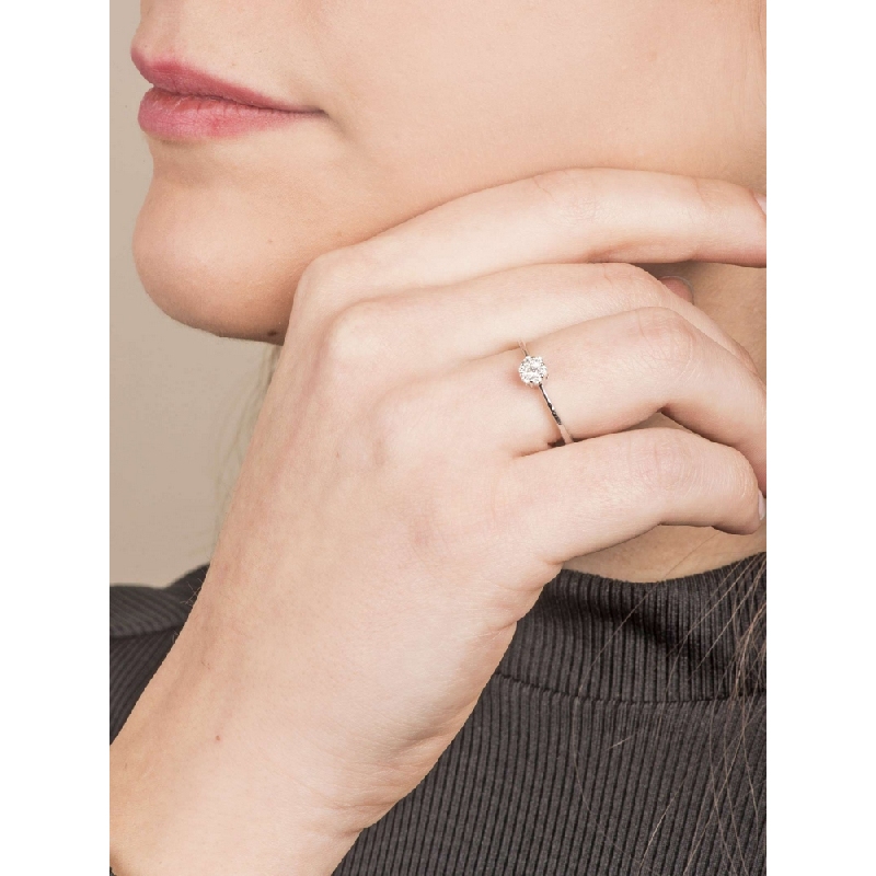 Bague en forme de fleur en or blanc 18 carats sertie de diamants