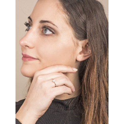 Bague en forme de fleur en or blanc 18 carats sertie de diamants