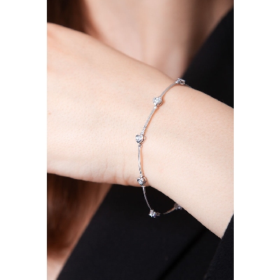 Bracelet or blanc 18k avec diamants en forme de cœur