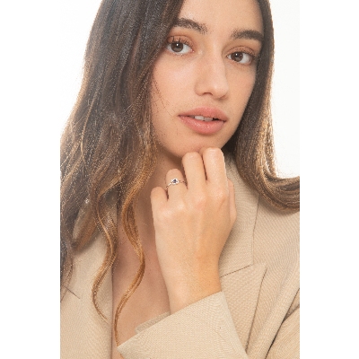 Bague en or blanc 18 carats avec saphir bleu central et contour en diamants