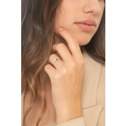 Bague en or blanc 18 carats avec saphir bleu central et contour en diamants 2