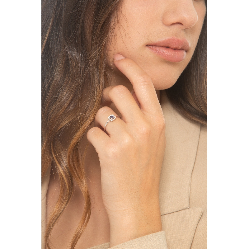 Bague en or blanc 18 carats avec saphir bleu central et contour en diamants Bague en or blanc 18 carats avec saphir bleu central et contour en diamants