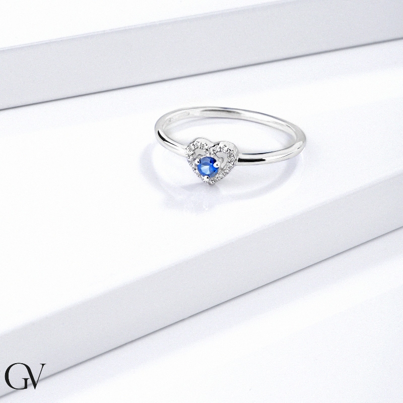 Bague or blanc 18k cœur avec saphir bleu et diamants Bague or blanc 18k cœur avec saphir bleu et diamants